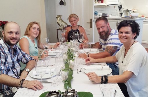 Ihre Freunde haben Nadine Banken (Mitte) geraten, sich bei „Das perfekte Dinner“ zu bewerben. Foto: Vox