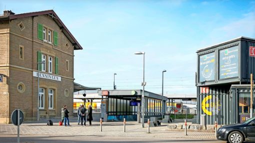 Auf der einen Seite ein belebtes historisches Bahnhofsgebäude, auf der anderen ein moderner 24-Stunden-Supermarkt: Das ist der „Zukunftsbahnhof Renningen“. Foto: Simon Granville