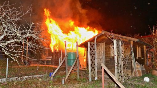 Ein Gartenhaus steht in Korntal voll in Flammen. Foto: Feuerwehr Korntal-Münchingen/Rometsch