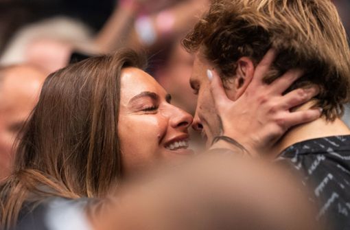 Für den Turniersieg in Wien bekommt Alexander Zverev einen Kuss von seiner Freundin Sophia Thomalla. Foto: dpa/Georg Hochmuth