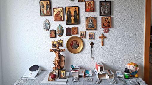 Die Tabletten lagern und dem christlichen Wandschmuck – Frau S. ist sehr gläubig. Foto: Volland