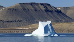 Ein kleiner Eisberg treibt durch den  Landcastersund, die „Serengeti der Arktis“. Foto: mauritius images