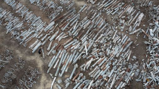 Ein ukrainischer Staatsanwalt untersucht Fragmente russischer Raketen, die zur Untersuchung russischer Militärverbrechen in Charkiw gesammelt wurden. Foto: Efrem Lukatsky/AP/dpa