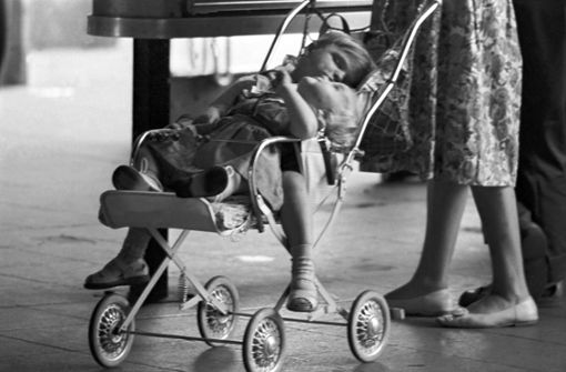 Frauen, die Kinder vor 1992 geboren haben, bekommen nun Rentennachzahlungen (auf dem Bild eine Mutter in Frankfurt 1963). Foto: dpa