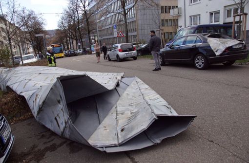 Im Westen Stuttgarts fielen durch das Sturmtief „Eberhard“ große bis kleine Dachteile auf die Straße und auf Autos. Foto: 7aktuell.de/Andreas Werner