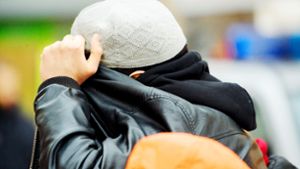 Mit seiner Jacke verdeckt ein Mann aus dem Umfeld der Koran-Verteilaktion „Lies“  auf der Frankfurter Zeil sein Gesicht. Foto: dpa