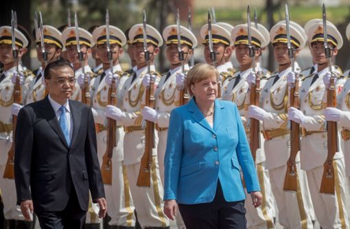 Ministerpräsident Li Kegiang und Kanzlerin Angela Merkel vor chinesischen Soldaten. Foto: dpa