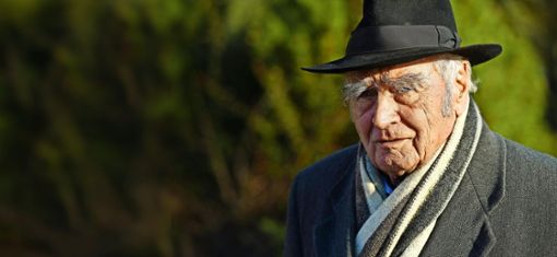 Zu seinem 91. Geburtstag beschenkt  sich der Schriftsteller vom Bodensee  selbst:  Auf  den Gabentisch legt er sich die  neuen Leiden des alten Mannes. Foto: dpa