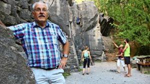 Helmut Reinhard kümmert sich mit der Bezirksgruppe Remstal des Deutschen Alpenvereins um den Klettergarten. Foto: Eva Herschmann