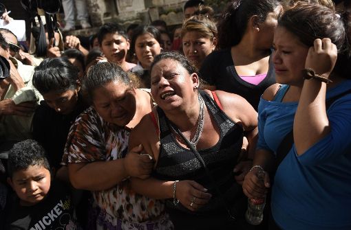 Familienangehörige und Freunde trauern: Bei einem verheerenden Brand in einem Kinderheim in Guatemala sind dutzende Mädchen gestorben. Foto: AFP