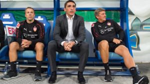 In Zukunft darf auch VfB-Trainer Tayfun Korkut mit seinen Assistenten auf der Tribüne funken. Foto: Pressefoto Baumann