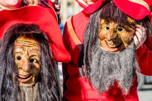Faschingsflair: Traditionelle Masken und fröhliche Kostüme in festlicher Stimmung.
