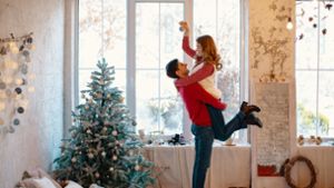Wenn Paare sich bei ihren Erwartungen zum Weihnachtsfest einig sind, steht harmonischen Feiertagen (fast) nichts mehr im Weg. Foto: stock.adobe.com/diignat
