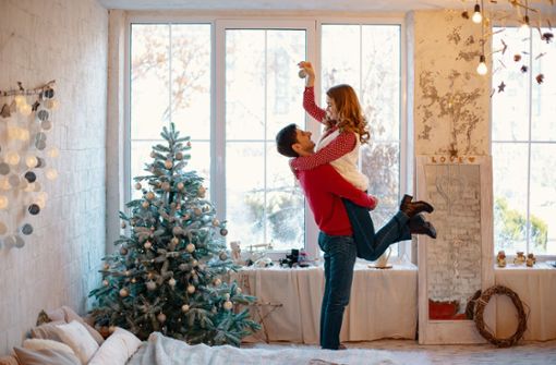Wenn Paare sich bei ihren Erwartungen zum Weihnachtsfest einig sind, steht harmonischen Feiertagen (fast) nichts mehr im Weg. Foto: stock.adobe.com/diignat