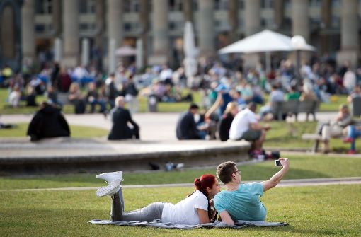 Selfie auf dem Schlossplatz und gleich als analoge Postkarte verschicken – dank diverser Apps kein Problem. In unserer Bildergalerie stellen wir praktische Apps für Paare vor. Foto: dpa