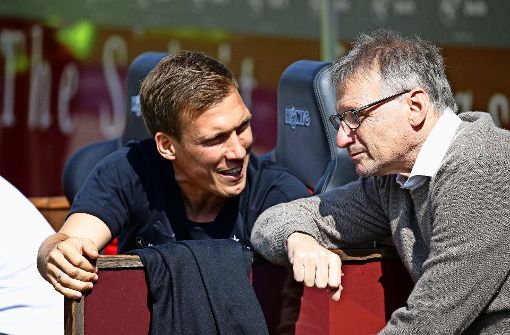 VfB-Sportvorstand Michael Reschke (re.) im Gespräch mit Trainer Hannes Wolf. Foto: Baumann