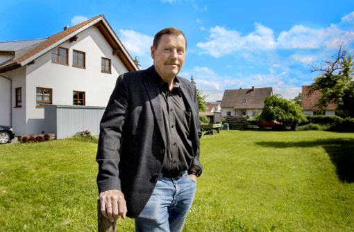 Der Hirschauer Ortsvorsteher Ulrich Latus würde das brachliegende Grundstück neben seinem Haus gerne für seine Kinder aufheben. Das wird schwierig werden. Foto: Horst Haas