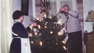 Weihnachten anno 1959: Eltern schmücken gemeinsam im trauten Heim den Weihnachtsbaum. Foto: Imago/Serienlicht