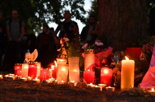 Menschen gedenken dem 22-Jährigen, der auf einem Spielplatz in Köthen gestorben ist. Foto: dpa-Zentralbild