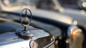 Der berühmte Mercedes-Stern ist in jedem Werbeclip der Firma zu sehen. Foto: Shutterstock/Marko88