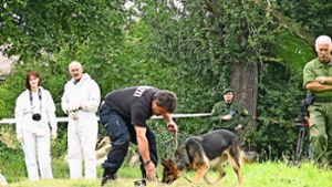 Am Tatort bei der Villa Rustica   ist die „Soko Zement“ im Jahr  2007  mit einem  Leichensuchhund im Einsatz. Foto: Eva Herschmann