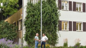 Zeigen ein gelungenes Beispiel: Hans Müller (li.) und Hannes Schwertfeger vor dem Grünflächenamt in Stuttgart. Foto: LICHTGUT/Max Kovalenko
