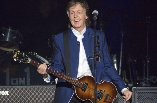 Paul McCartney bei einem Konzert im Jahr 2017 mit seinem in die Musikgeschichte eingegangenen Instrument, dem kleinen  Höfner Violin Bass, Baujahr 1963. Foto: dpa
