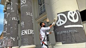 Die Peace-Zeichen des Künstlers Dan Perjovschi wurden längst übermalt, die Debatten über die Documenta reißen nicht ab. Foto: dpa/Uwe Zucchi