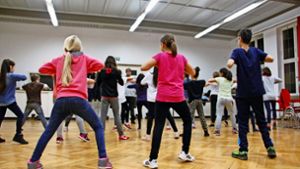 Übung macht den Meister: Gemeinsam wiederholen  die Mädchen und Jungen  die Choreografien ihres Tanzlehrers so lange, bis es bei jedem sitzt. Foto: Marta Popowska