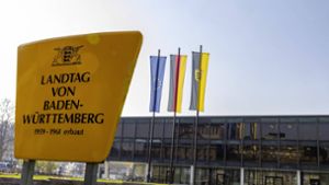 Die Opposition im Landtag fordert Sondersitzungen der Ausschüsse für Inneres, Soziales und Wirtschaft. Foto: imago images/Arnulf Hettrich