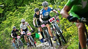 Die schmalen Wege  beim Gruibinger Albtraufmarathon erfordern von  den Mountainbikern    allerhöchste Konzentration     – ganz gleich,  in welcher Leistungsklasse. Foto: Rudel/Archiv