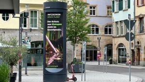 Werbung für 75 Jahre Grundgesetz auf einer elektronischen Litfaßsäule in der Nadlerstraße in Stuttgart Foto: Jan Sellner