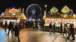 Sieht aus wie ein Weihnachtsmarkt, ist aber keiner: Süßwarenbuden vor dem Riesenrad am Schlossplatz. Foto: /ubo