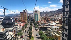 So schwebt man mit der Seilbahn über den Straßen der bolivianischen Millionenstadt La Paz. Foto:  