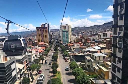 So schwebt man mit der Seilbahn über den Straßen der bolivianischen Millionenstadt La Paz. Foto:  