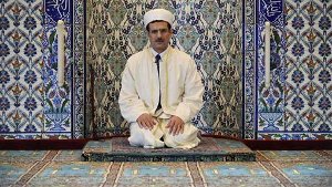 Ein Imam sitz in einer Moschee Foto: dpa