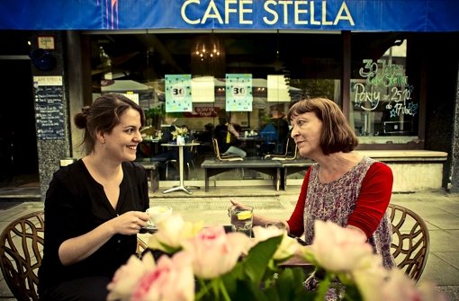 Katinka Keller (links) und Liane Schmid vor dem Café Stella Foto: Lichtgut/Max Kovalenko