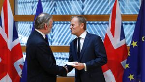 Scheiden tut weh: Londons EU-Botschafter Barrow (l.) übergibt EU-Ratspräsident Tusk das britische Austrittsgesuch in Brüssel. Foto: AFP