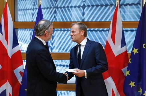 Scheiden tut weh: Londons EU-Botschafter Barrow (l.) übergibt EU-Ratspräsident Tusk das britische Austrittsgesuch in Brüssel. Foto: AFP