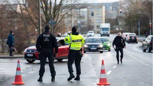 Polizisten sperren den Gesundbrunnenring in Bautzen nach einer Bombendrohung in der Lindenschule ab. Die Schule wurde evakuiert. Foto: dpa/Paul Glaser