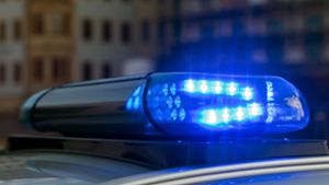 Die Polizei fahndet nach vier noch  unbekannten Männern, die am Donnerstag in Nürtingen einen 27-Jährigen mit einem Messer niedergestochen haben sollen. Foto: dpa