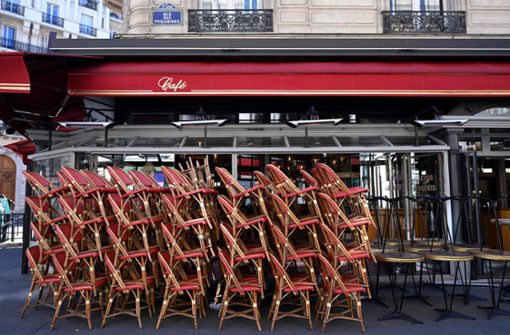 Die Bistros sind in Paris geschlossen, dennoch breitet sich das Corona-Virus schnell aus. Nun drohen neue, noch härtere Maßnahmen. Foto: AFP/BERTRAND GUAY