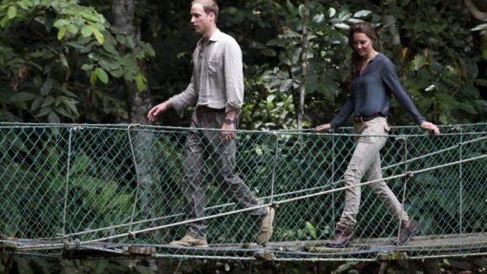 Kate und William stehen im Regenwald von Malaysia
