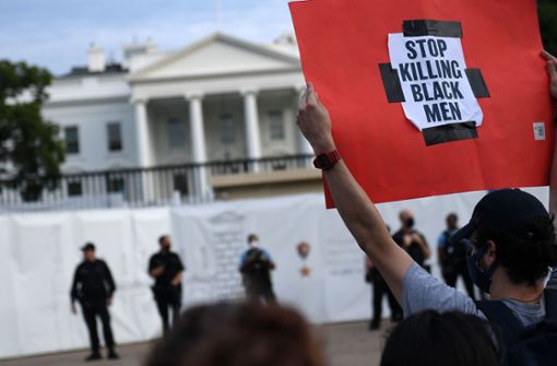 Vor dem Weißen Haus kam es zu Protesten. Foto: AFP/ERIC BARADAT