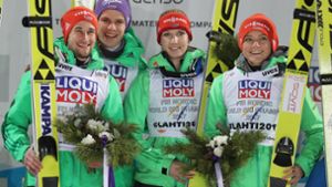Das deutsche Quartett freut sich über die vierte Skispung-Medaille bei der WM in Lahti. Foto: dpa