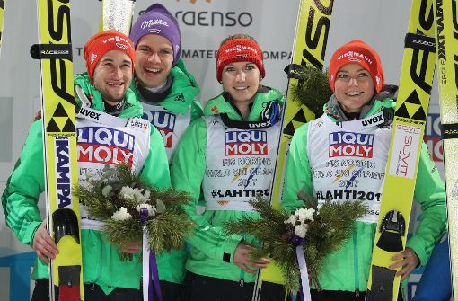 Das deutsche Quartett freut sich über die vierte Skispung-Medaille bei der WM in Lahti. Foto: dpa