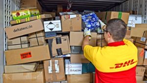 Jeden Tag transportieren die Mitarbeiter der DHL Millionen Pakete durch Deutschland. Nicht immer treffen sie dabei die Empfänger zuhause an. Foto: dpa