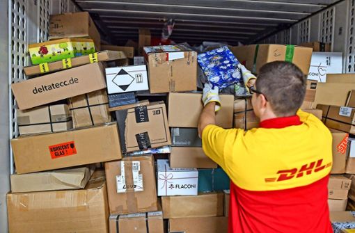 Jeden Tag transportieren die Mitarbeiter der DHL Millionen Pakete durch Deutschland. Nicht immer treffen sie dabei die Empfänger zuhause an. Foto: dpa