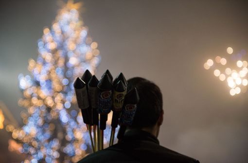 Ein Mann und seine Raketen. Brauchen wir sie wirklich, um Silvester zu feiern? Foto: dpa