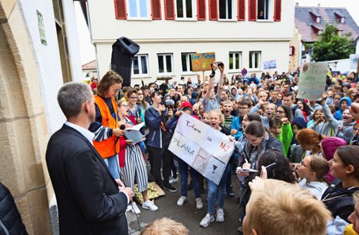 Drangvolle Enge auf dem Klosterhof:  Eine solche Demonstration hat Christof Bolay in seiner Amtszeit noch nicht erlebt. Foto: Horst  Rudel
